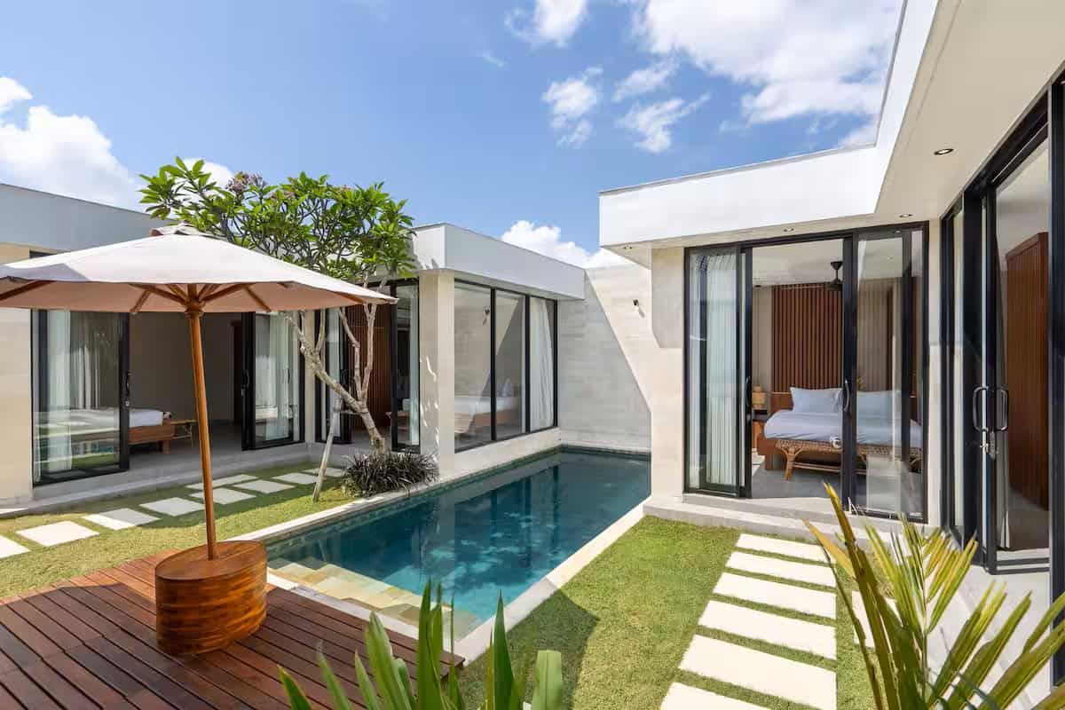 MODERN TROPICAL DESIGN 3 BEDROOM VILLA FOR SALE LEASEHOLD IN JIMBARAN BE-1235 